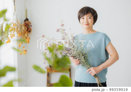 ミドル女性　ライフスタイル 99359019