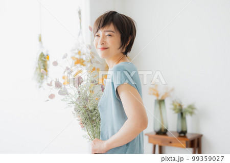 ミドル女性 ライフスタイル ミドル女性 ライフスタイル 99359027