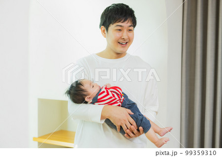 赤ちゃんを抱っこするパパ　　 99359310