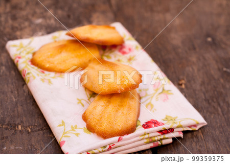 Madeleine cakes are the flower towel Madeleine cakes are the flower towel 99359375