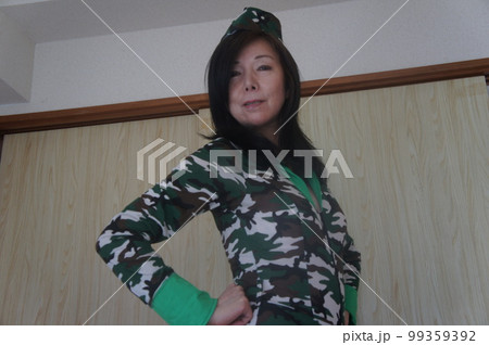 健康的な長身美女アーミールック 99359392