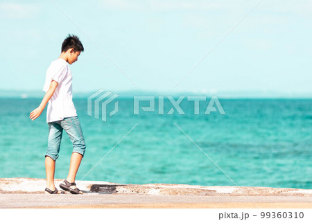 沖縄の海と少年 沖縄の海と少年 99360310
