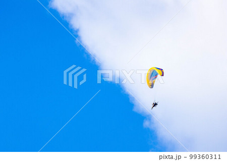 大空に飛ぶモーターパラグライダー 大空に飛ぶモーターパラグライダー 99360311