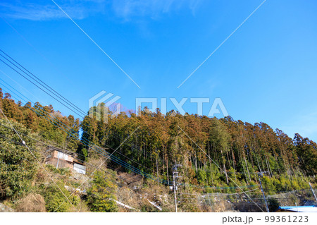 快晴の冬の下久保ダム周辺の風景 99361223