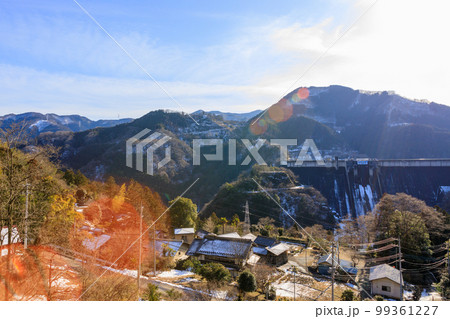 快晴の冬の下久保ダム周辺の風景 99361227