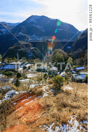 快晴の冬の下久保ダム周辺の風景 99361228