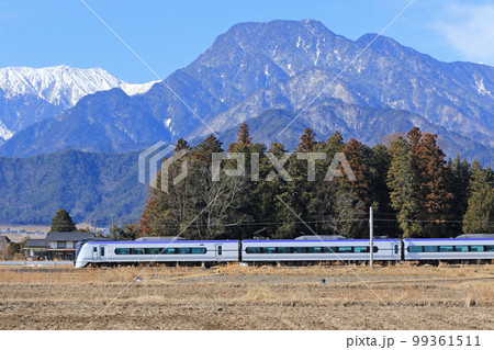 大糸線　冬の安曇野を行く特急あずさ 99361511