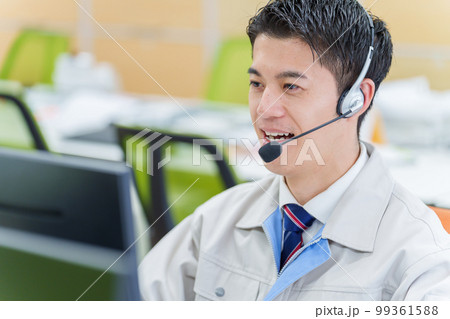 コールセンターで働く作業服を着た男性 99361588