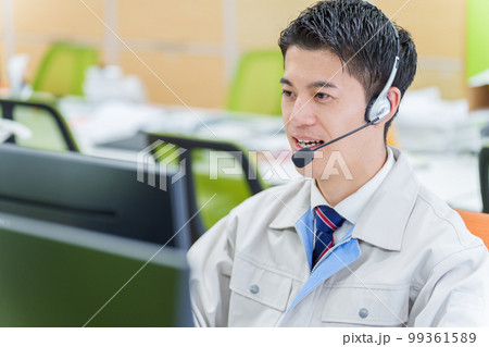 コールセンターで働く作業服を着た男性 99361589