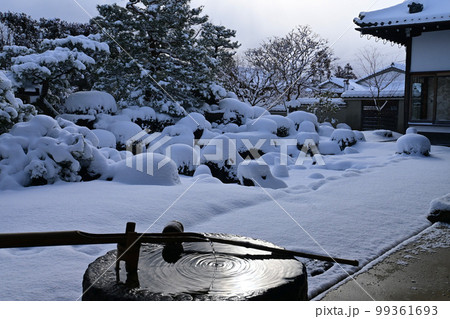 冬の朝 京都市岩倉 妙満寺の雪の庭と蹲 99361693