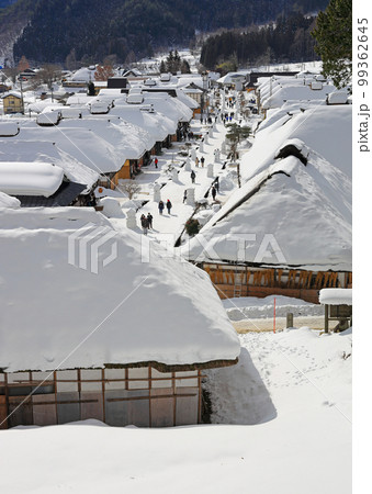 雪祭り開催中の大内宿　雪景色の大内宿の俯瞰撮影 99362645