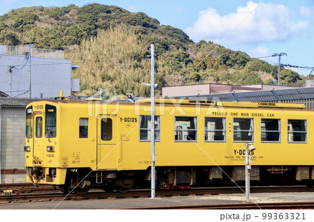 唐津車両センターで休む唐津線キハ125形気動車 唐津車両センターで休む唐津線キハ125形気動車 99363321