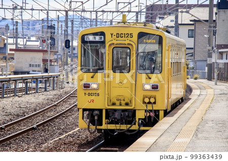 西唐津駅に到着する唐津線キハ125形気動車 99363439