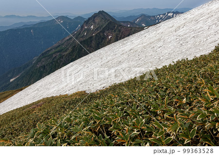 残雪の谷川岳稜線から見る川棚山稜 残雪の谷川岳稜線から見る川棚山稜 99363528