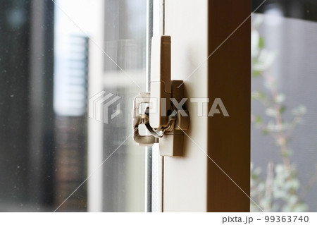 窓の鍵　開け閉め　サッシのクレセント 99363740