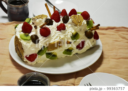 お茶会のイチゴとキウイの手作りケーキ お茶会のイチゴとキウイの手作りケーキ 99363757