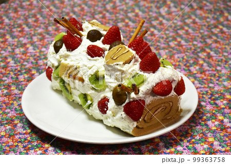 お茶会のイチゴとキウイの手作りケーキ お茶会のイチゴとキウイの手作りケーキ 99363758