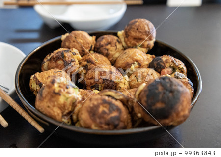家庭で作ったソースのかかっていないタコ焼き 家庭で作ったソースのかかっていないタコ焼き 99363843