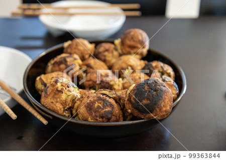 家庭で作ったソースのかかっていないタコ焼き 家庭で作ったソースのかかっていないタコ焼き 99363844