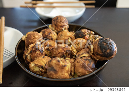 家庭で作ったソースのかかっていないタコ焼き 99363845