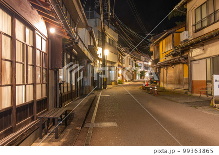 世界遺産エリア　夜の温泉津温泉 99363865