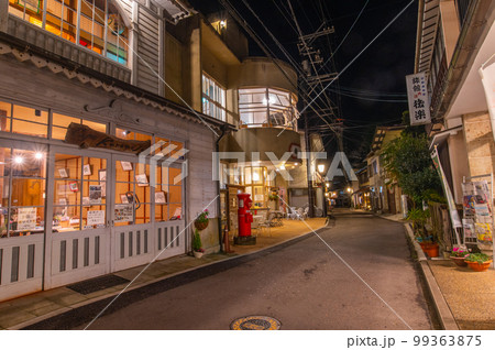 世界遺産エリア　夜の温泉津温泉 99363875