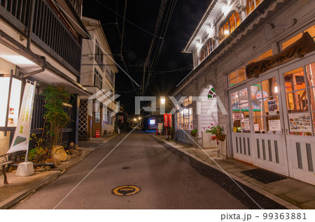 世界遺産エリア　夜の温泉津温泉 99363881