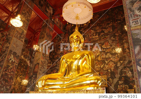 タイのワット・スタットの金色の仏像と壁画 99364101