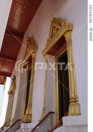 タイのワット・スタットの礼拝堂の煌びやかな出入口 99364102