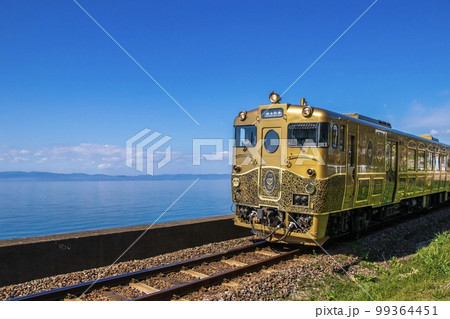 大村湾の海岸線を走る或る列車 99364451