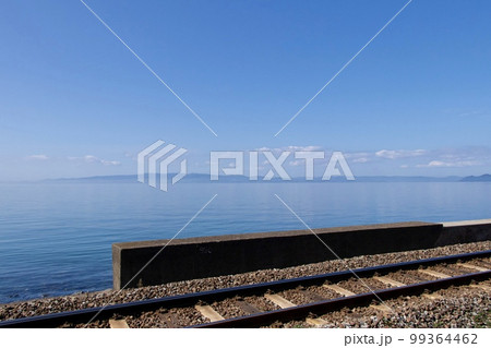 大村線の線路と大村湾の景色 大村線の線路と大村湾の景色 99364462