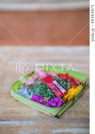 バリ島でよく見かける小さなお供物 チャナン(Canang）バリ・ヒンズー教 99364875