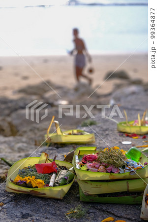 バリ島クタビーチのお供物 チャナン(Canang）バリ・ヒンズー教 99364877