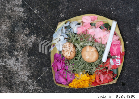 バリ島でよく見かける小さなお供物 チャナン(Canang）バリ・ヒンズー教 99364890