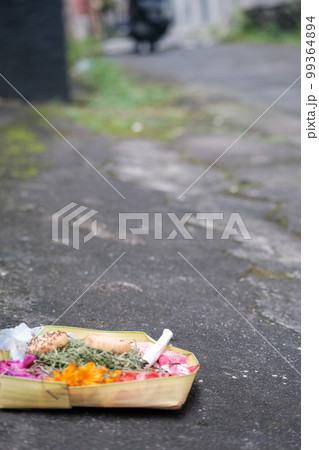 バリ島でよく見かける小さなお供物 チャナン(Canang）バリ・ヒンズー教 99364894