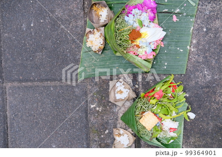 バリ島でよく見かける小さなお供物 チャナン(Canang）バリ・ヒンズー教 99364901