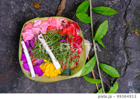 バリ島でよく見かける小さなお供物 チャナン(Canang）バリ・ヒンズー教 99364913