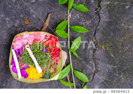 バリ島でよく見かける小さなお供物 チャナン(Canang）バリ・ヒンズー教 99364915