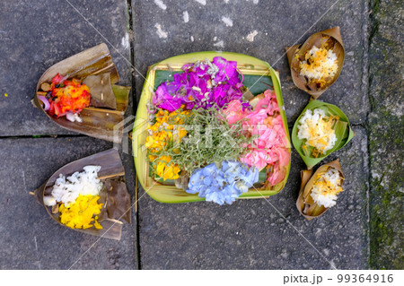 バリ島でよく見かける小さなお供物 チャナン(Canang）バリ・ヒンズー教 99364916