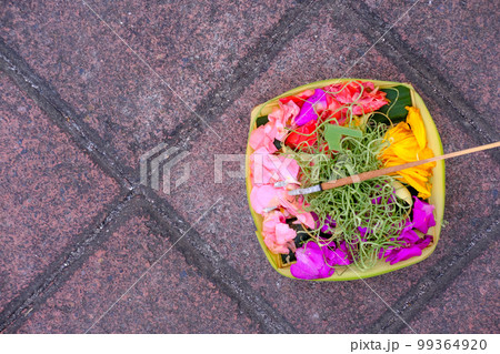 バリ島でよく見かける小さなお供物 チャナン(Canang）バリ・ヒンズー教 99364920