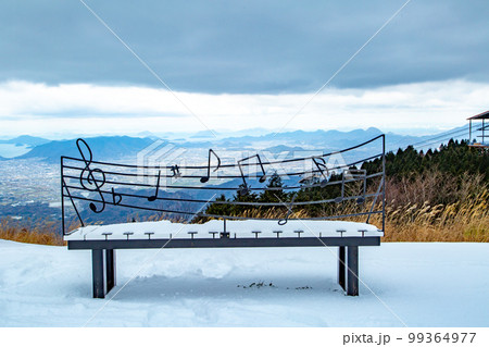 雲辺寺の雪化粧　感動の光景が広がる 99364977