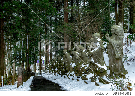 雲辺寺の雪化粧　感動の光景が広がる 99364981
