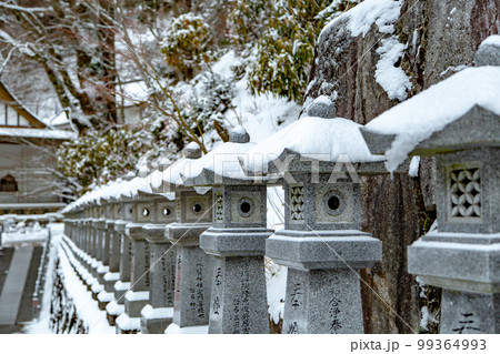 雲辺寺の雪化粧　感動の光景が広がる 99364993
