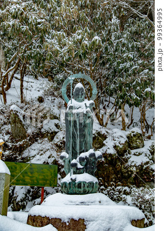 雲辺寺の雪化粧　感動の光景が広がる 99364995