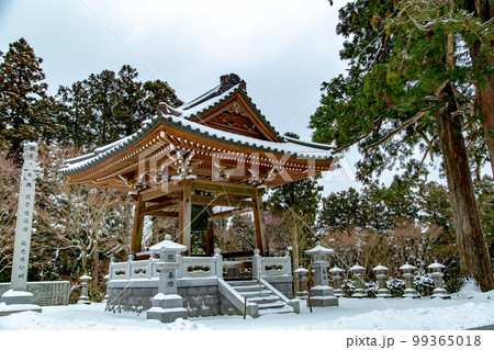 雲辺寺の雪化粧　感動の光景が広がる 99365018