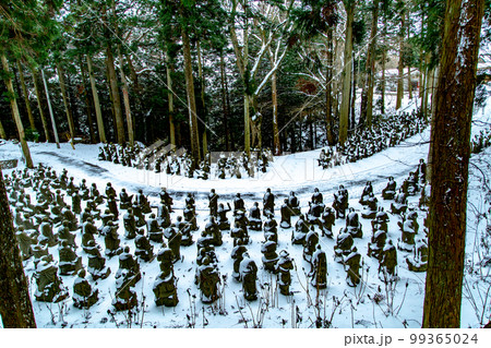 雲辺寺の雪化粧　感動の光景が広がる 99365024