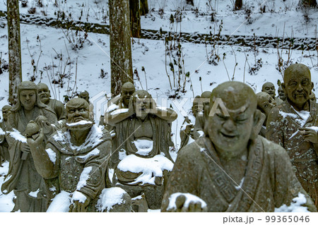 雲辺寺の雪化粧　感動の光景が広がる 99365046
