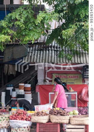 バリ島 ローカルの伝統市場（パサールクタ）クタ市場 バリ島 99365450