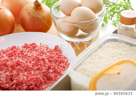 ミンチ使った肉料理の調理イメージ ミンチ使った肉料理の調理イメージ 99365635