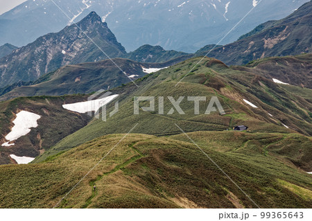 上越国境・蓬峠付近を行く登山者と蓬ヒュッテ・大源太山の眺め 上越国境・蓬峠付近を行く登山者と蓬ヒュッテ・大源太山の眺め 99365643